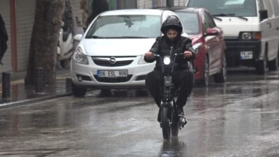 Kilis’te sabah saatlerinde etkili olan sağanak yağış ve zaman zaman