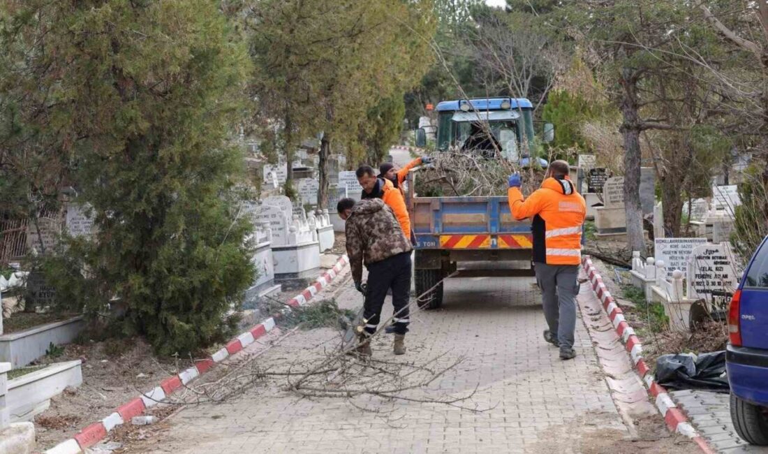 Kırıkkale Belediyesi, mezarlıklarda bakım ve düzenleme çalışması başlattı. Kırıkkale Belediyesi’nden