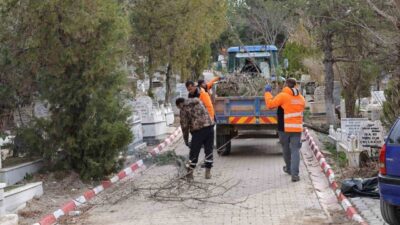 Kırıkkale Belediyesi, mezarlıklarda bakım ve düzenleme çalışması başlattı. Kırıkkale Belediyesi’nden