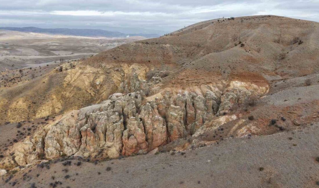 Kırıkkale’nin Yahşihan ilçesinde engebeli arazideki kayalar görünümü ile dikkat çekiyor.