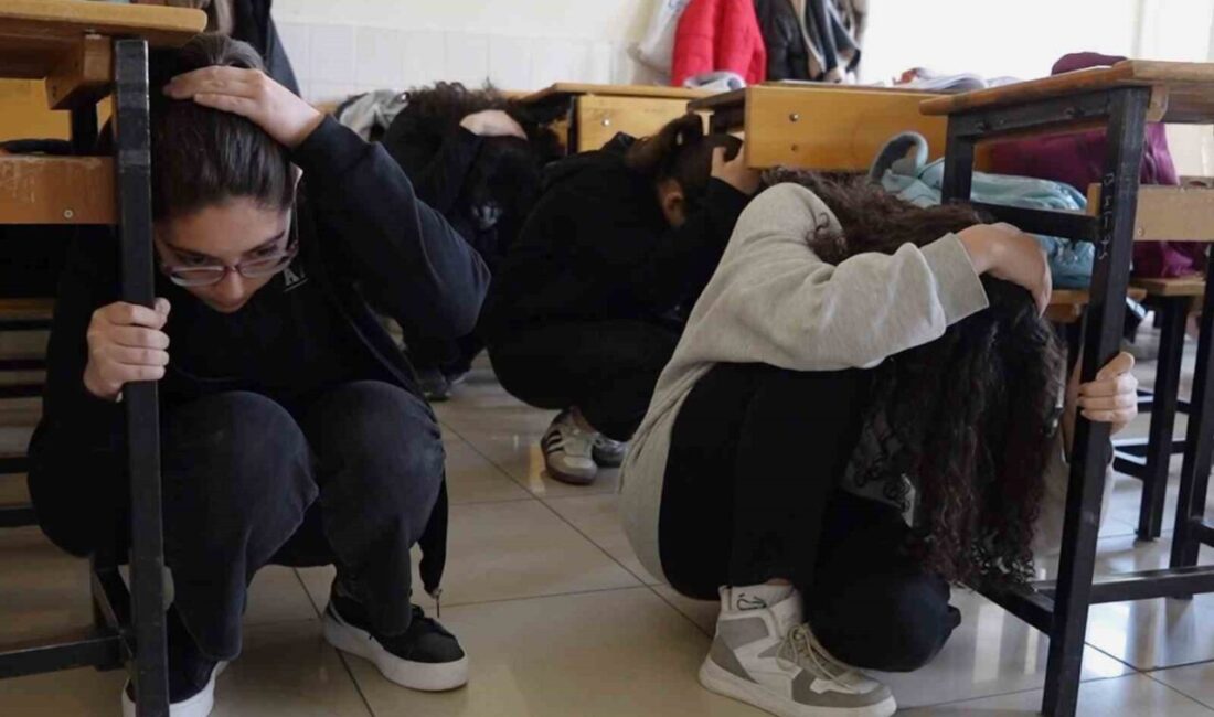 Kırıkkale’de okullarda eş zamanlı deprem ve tahliye tatbikatı gerçekleştirildi. Siren
