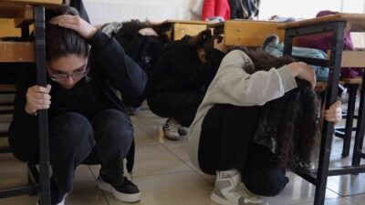 Kırıkkale’de okullarda eş zamanlı deprem ve tahliye tatbikatı gerçekleştirildi. Siren