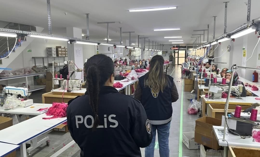 Kırklareli’nin Vize ilçesinde polis ekipleri vatandaşlara telefon dolandırıcılığı konusunda bilgilendirme