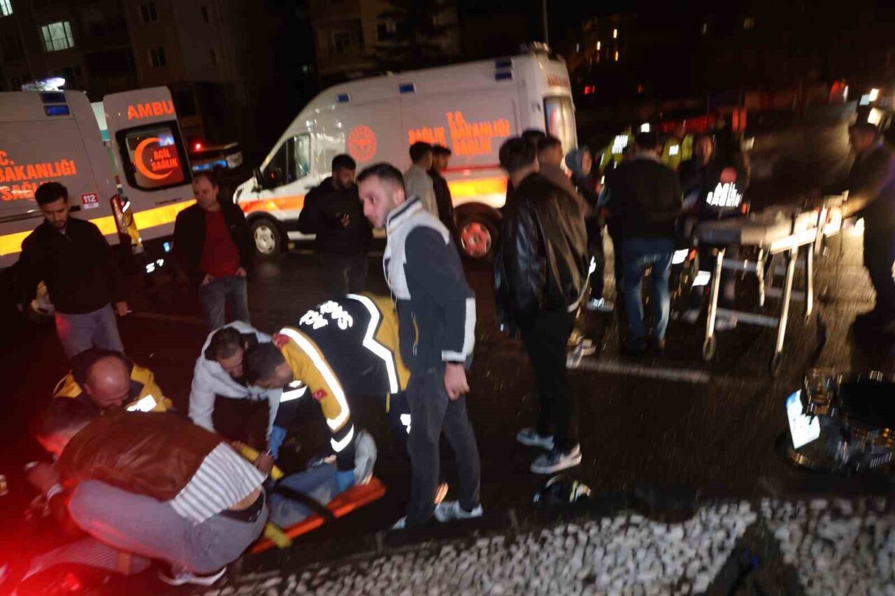 Nevşehir’de kırmızı ışıkta geçen motosikletin otomobile çarptığı kazada 3 kişi