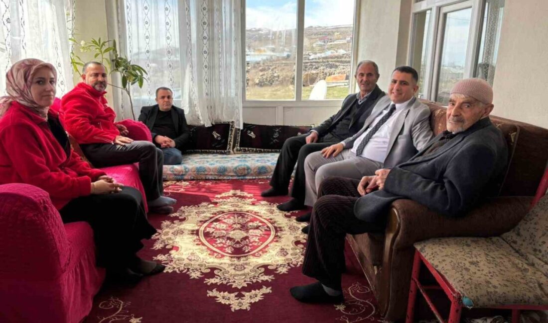 Kızılay Muradiye Şubesi ekipleri, ilçede yalnız yaşayan yaşlıları ziyaret ederek