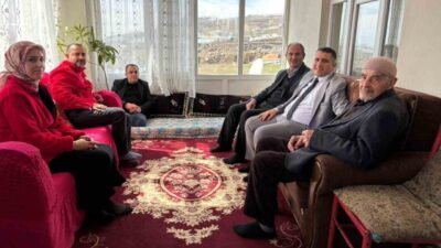 Kızılay Muradiye Şubesi ekipleri, ilçede yalnız yaşayan yaşlıları ziyaret ederek