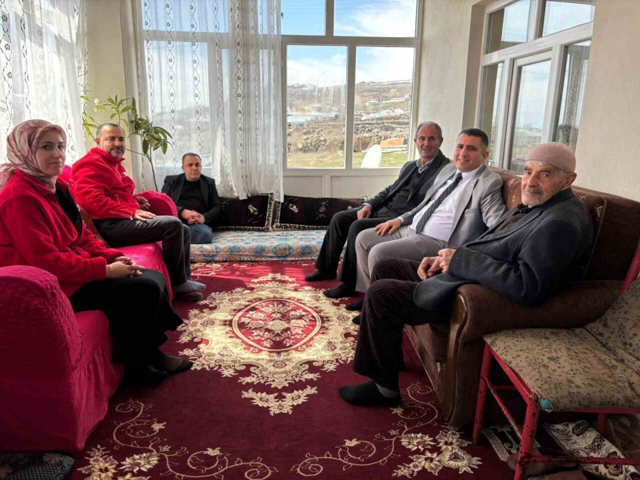 Kızılay Muradiye Şubesi ekipleri, ilçede yalnız yaşayan yaşlıları ziyaret ederek