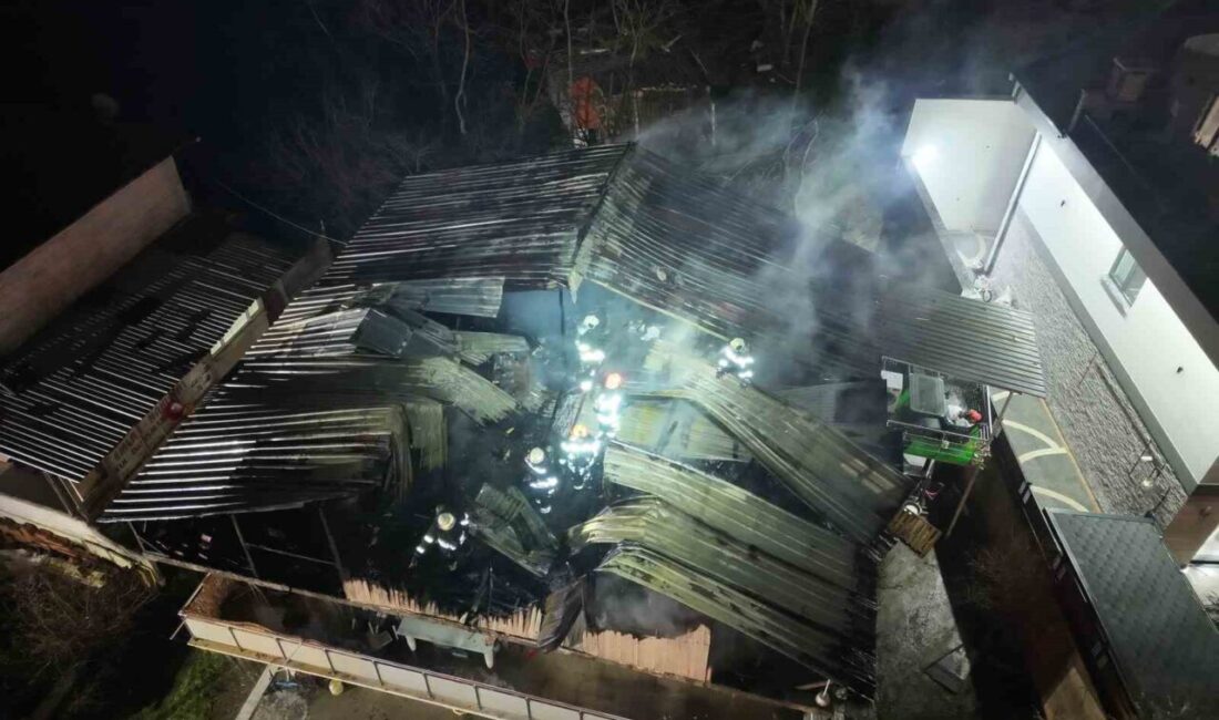 Kocaeli’nin Başiskele ilçesinde 2 katlı evin çatısında çıkan yangın itfaiye