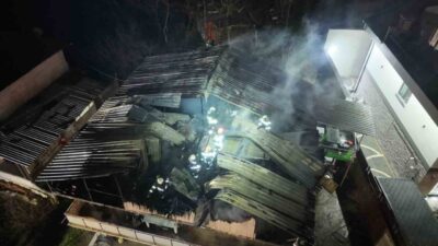 Kocaeli’nin Başiskele ilçesinde 2 katlı evin çatısında çıkan yangın itfaiye