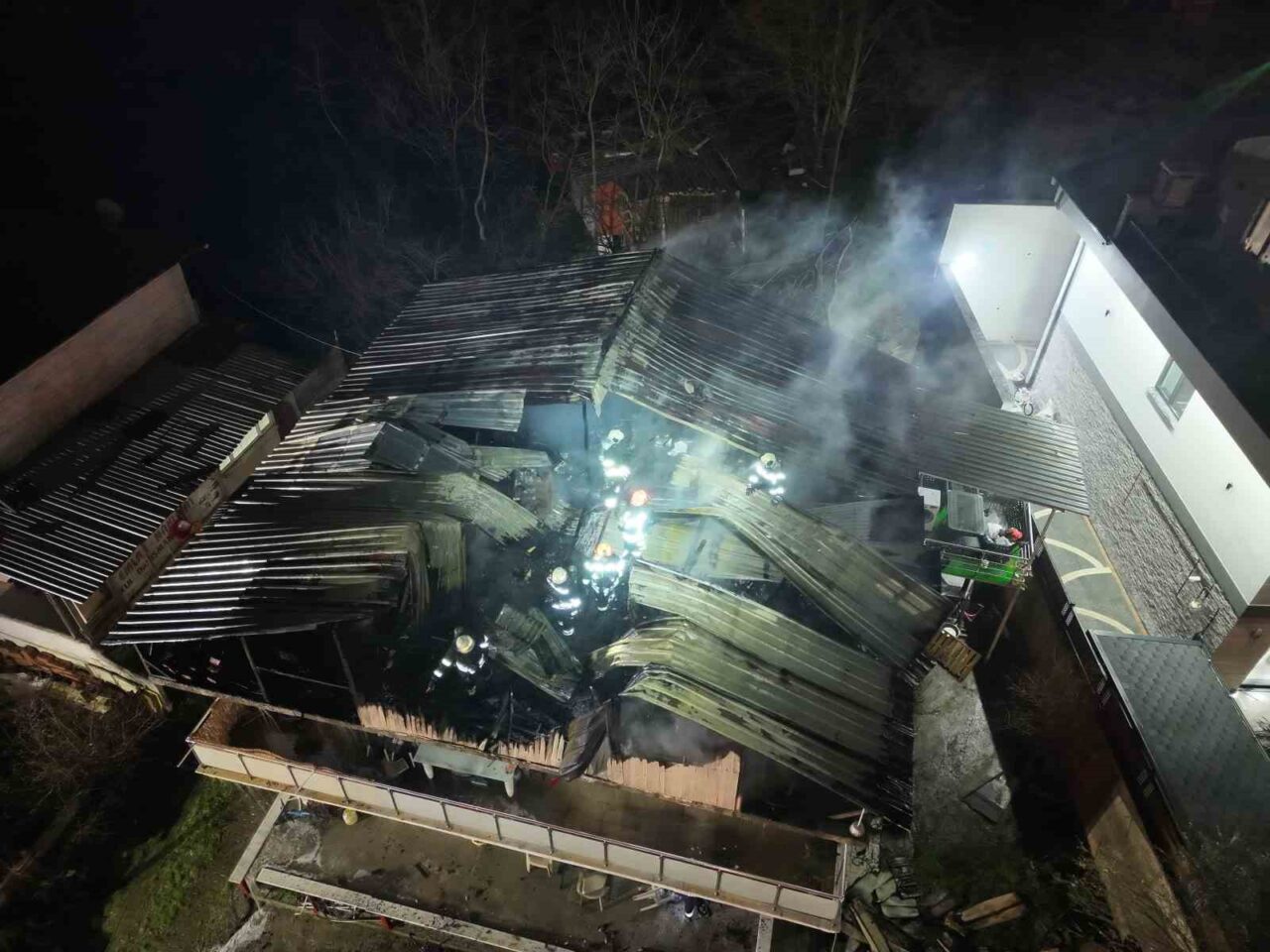 Kocaeli’nin Başiskele ilçesinde 2 katlı evin çatısında çıkan yangın itfaiye