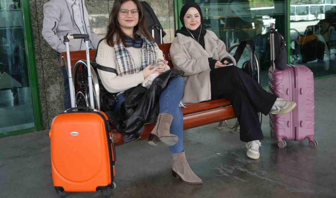 Kocaeli’de Ramazan Bayramı tatili dolayısıyla otogarda yoğunluk yaşanıyor. Memleketlerine ya