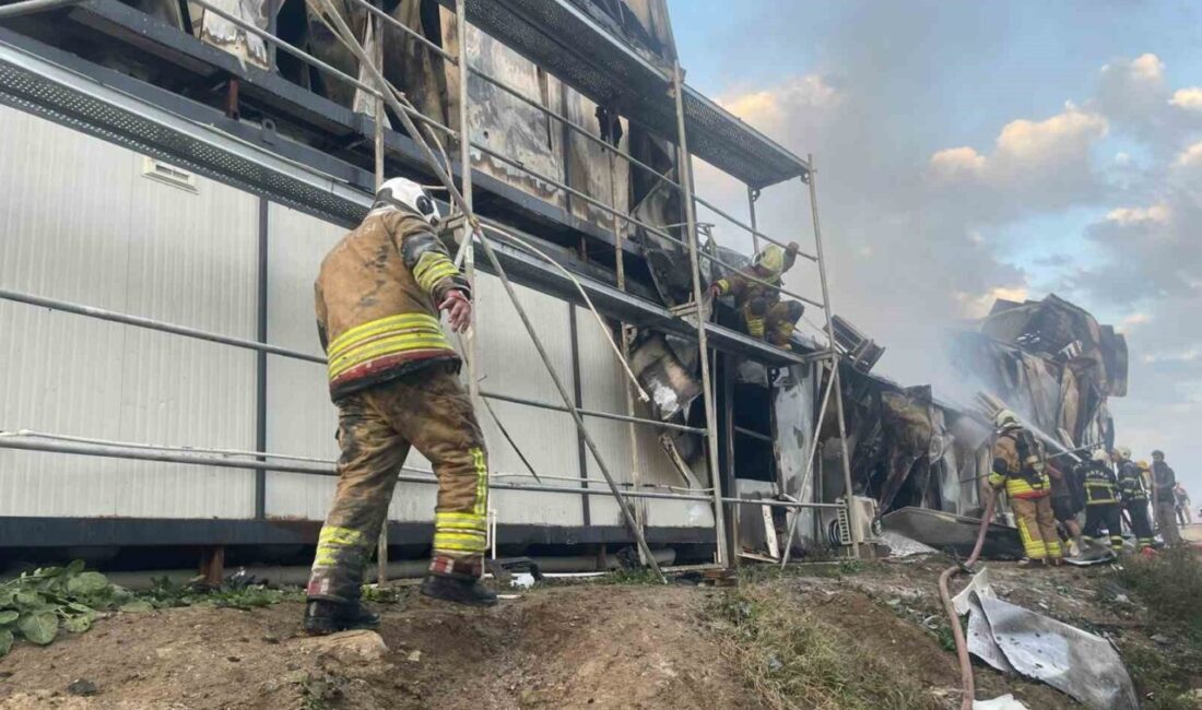 Hatay’da şantiye işçilerinin kaldığı konteyner yatakhane alevlere teslim olarak kullanılmaz
