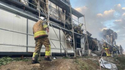 Hatay’da şantiye işçilerinin kaldığı konteyner yatakhane alevlere teslim olarak kullanılmaz