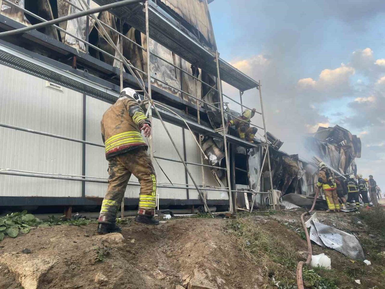 Hatay’da şantiye işçilerinin kaldığı konteyner yatakhane alevlere teslim olarak kullanılmaz