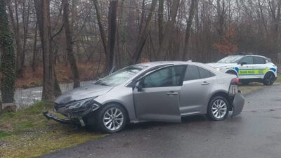 Bursa’nın İnegöl ilçesinde kontrolden çıkan otomobilin alt yola uçtuğu kazada