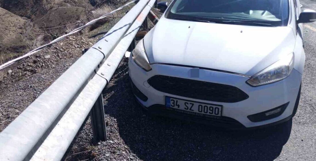 Diyarbakır’ın Çüngüş ilçesimnde sürücüsünün direksiyon hakimiyetini kaybettiği otomobilin bariyerlere çarptığı