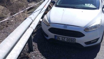 Diyarbakır’ın Çüngüş ilçesimnde sürücüsünün direksiyon hakimiyetini kaybettiği otomobilin bariyerlere çarptığı