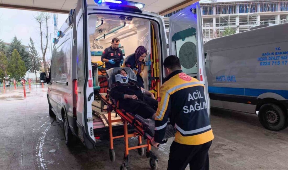 Bursa’nın İnegöl ilçesinde kontrolden çıkan otomobilin istinat duvarına çarptığı kazada