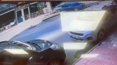 Elazığ’da bir otomobilin direksiyon hakimiyetini kaybederek mobilya mağazasına girme anı,