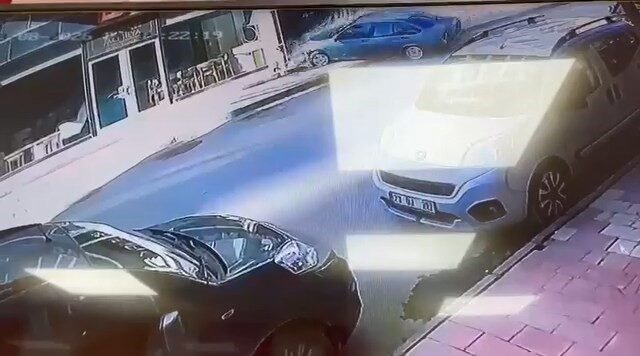 Elazığ’da bir otomobilin direksiyon hakimiyetini kaybederek mobilya mağazasına girme anı,