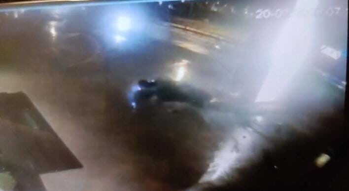 Bursa’nın İnegöl ilçesinde kontrolden çıkarak reklam panosuna çarpan otomobildeki 1