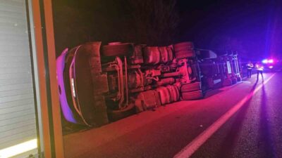 Bursa’nın İnegöl ilçesinde meydana gelen kazada patates yüklü tır devrildi: