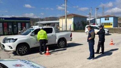 Bilecik’in Yenipazar ilçesinde kontrolsüz hayvan sevkiyatlarına yol denetimi yapıldı. İlçe