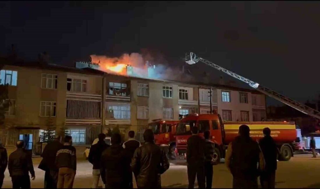 Konya’da 3 katlı bir apartmanın çatısında çıkan yangın paniğe neden