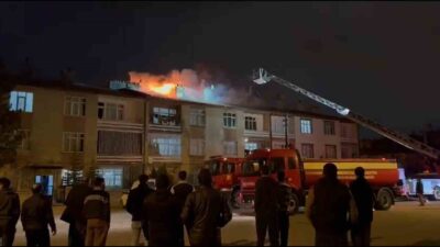 Konya’da 3 katlı bir apartmanın çatısında çıkan yangın paniğe neden