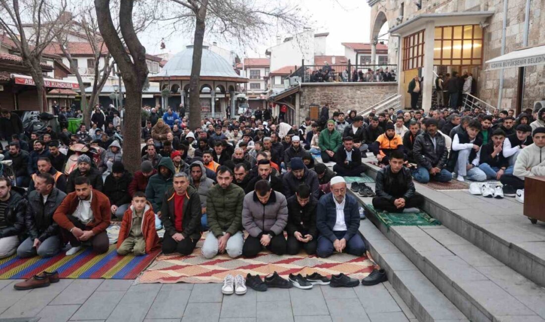 Konya’da Ramazan Bayramı namazı için vatandaşlar sabahın erken saatlerinde camileri