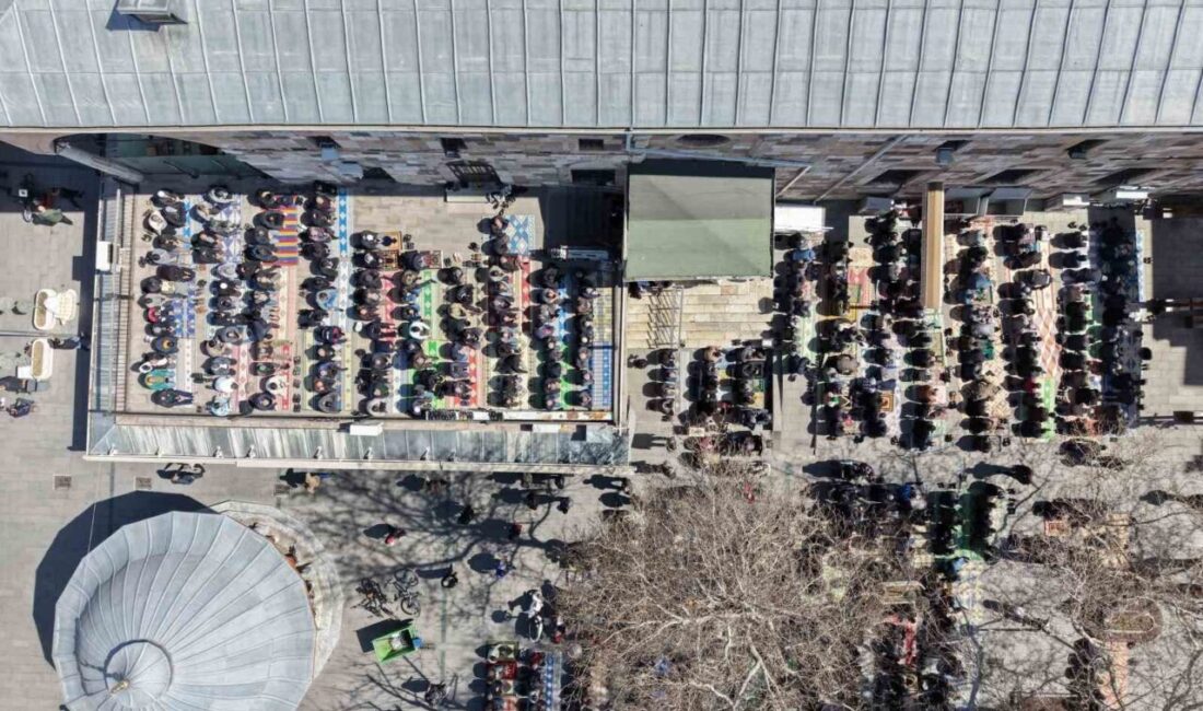 Konya’da 11 ayın sultanı Ramazan ayının son cuma namazı kılındı.