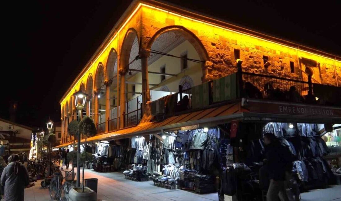 Konya’da Ramazan ayının son teravih namazını eda etmek isteyen vatandaşlar,