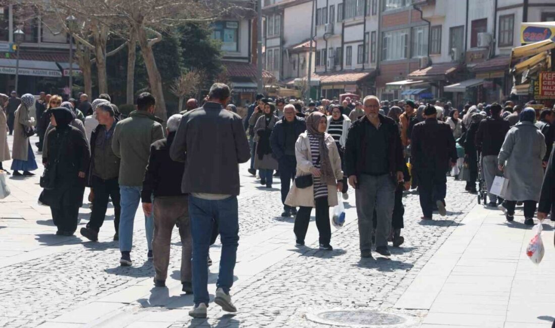 Konya’da vatandaşlar, Ramazan Bayramı öncesi bayram alışverişi için Tarihi Bedesten