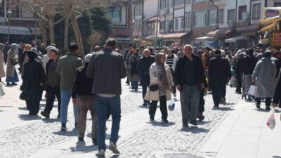 Konya’da vatandaşlar, Ramazan Bayramı öncesi bayram alışverişi için Tarihi Bedesten