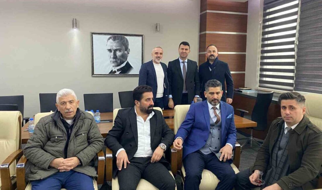 Körfez Ticaret Odası’nda düzenlenen bayramlaşma programında oda üyeleri ve protokol