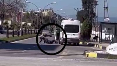 Hatay’da minibüs durağındaki görevlinin, minibüs şoförünü yere yatırarak dövdüğü anlar