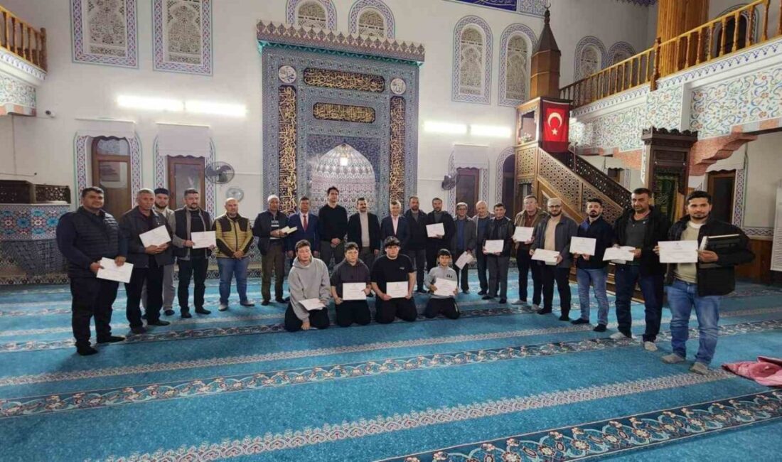 Muğla’nın Köyceğiz ilçesi Toparlar Merkez Camiinde Kur’an eğitimi alan kursiyerlere