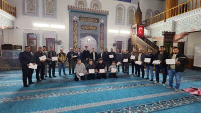 Muğla’nın Köyceğiz ilçesi Toparlar Merkez Camiinde Kur’an eğitimi alan kursiyerlere