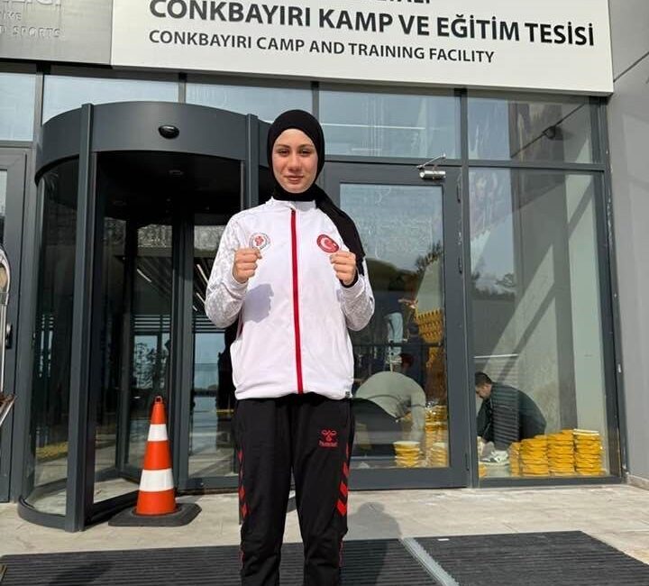 Adana’nın Kozan ilçesinde yaşayan milli boksör Azra Nur Çetin, Tayland’da