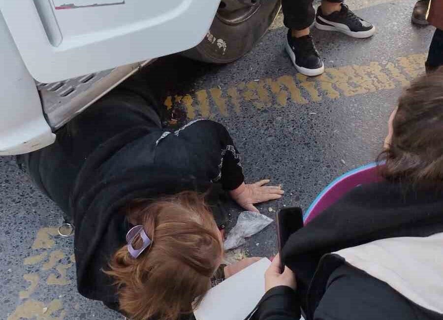 Küçükçekmece’de yolun karşısına geçmeye çalışırken tırın çarptığı kadın yaralandı. O