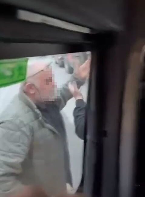 Küçükçekmece’de otomobil sürücüsü yol vermeme tartışması yaşadığı minibüs şoförüne bıçak