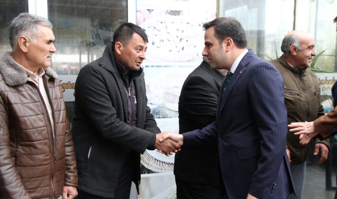 Kula’da Ramazan Bayramı dolayısıyla protokol üyeleri düzenlenen bayramlaşma programında bir