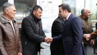 Kula’da Ramazan Bayramı dolayısıyla protokol üyeleri düzenlenen bayramlaşma programında bir