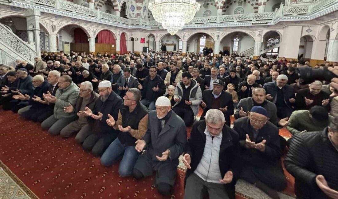Konya’nın Kulu ilçesinde vatandaşlar Bayram Namazı için camilere akın etti.