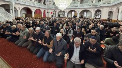 Konya’nın Kulu ilçesinde vatandaşlar Bayram Namazı için camilere akın etti.