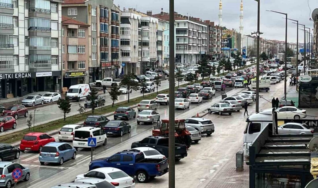 Konya’nın Kulu ilçesinde Ramazan Bayramı dolayısıyla araç trafiğinde yoğunluk yaşanıyor.