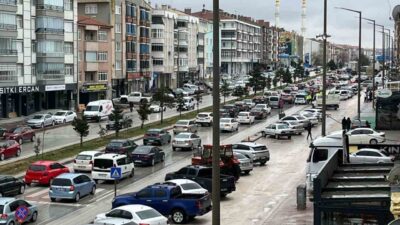 Konya’nın Kulu ilçesinde Ramazan Bayramı dolayısıyla araç trafiğinde yoğunluk yaşanıyor.