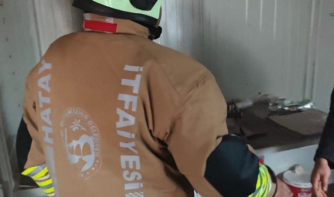 Hatay’ın Kumlu ilçesinde çıkan ev yangını kısa sürede kontrol altına