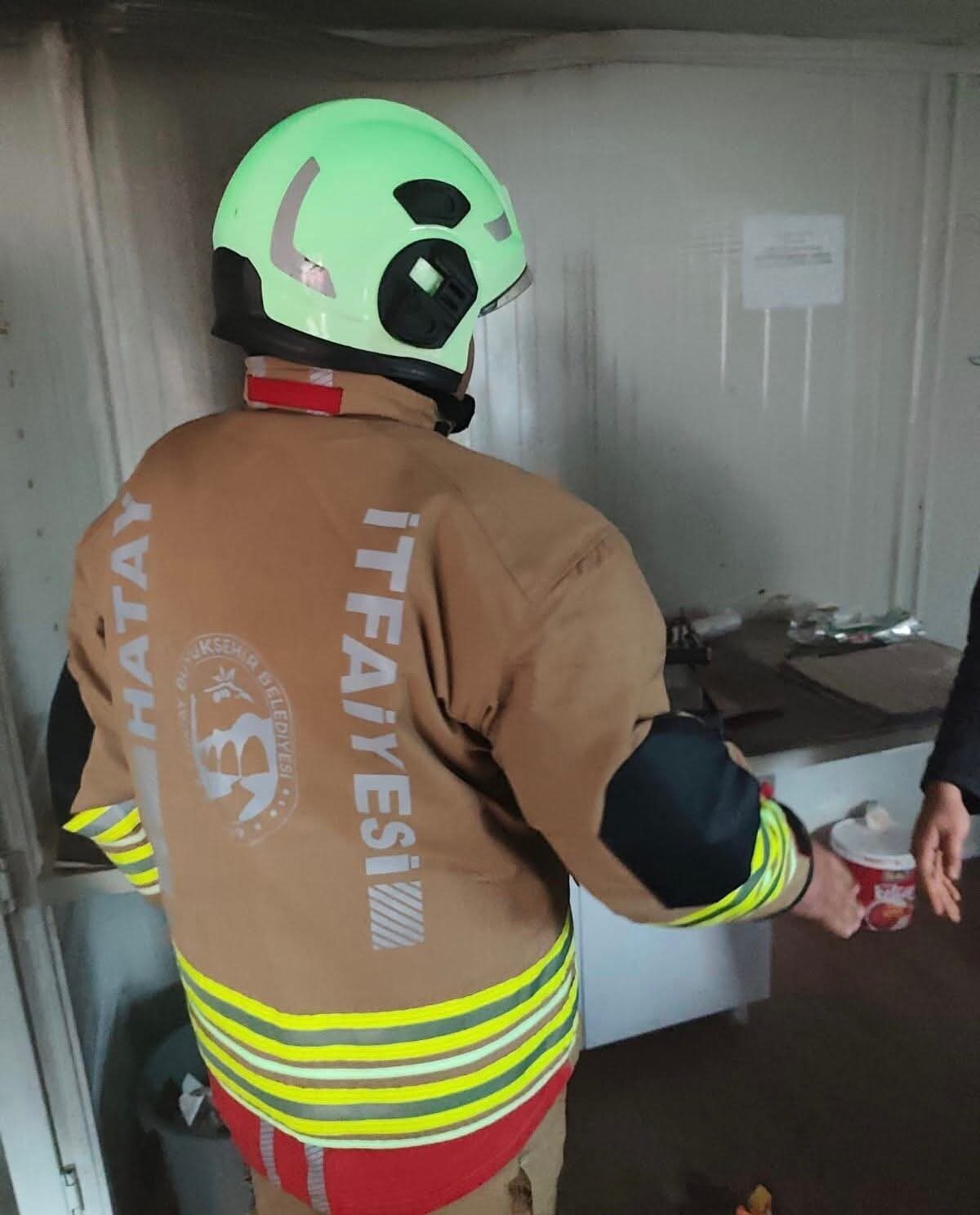 Hatay’ın Kumlu ilçesinde çıkan ev yangını kısa sürede kontrol altına