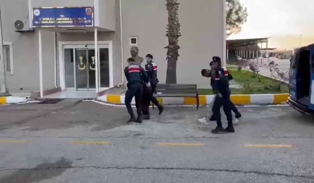 Adana’da Kur’an kursunda Kur’an-ı Kerim’lere zarar verip hırsızlık yapan 2